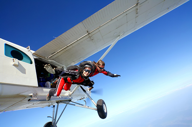 Een actief dagje uit: parachutespringen